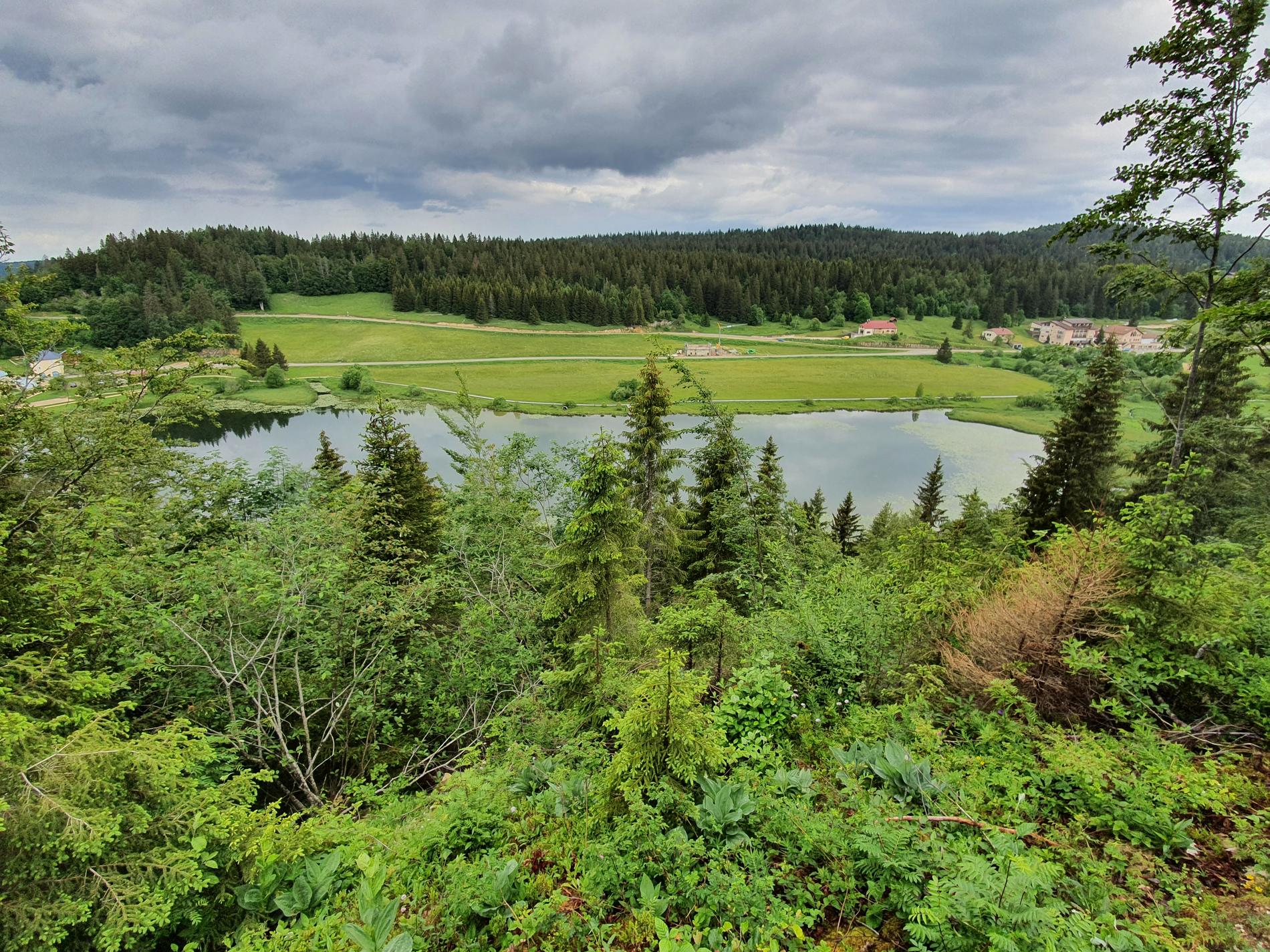 Vue sur le lac de Lamoura et les forêts du Jura