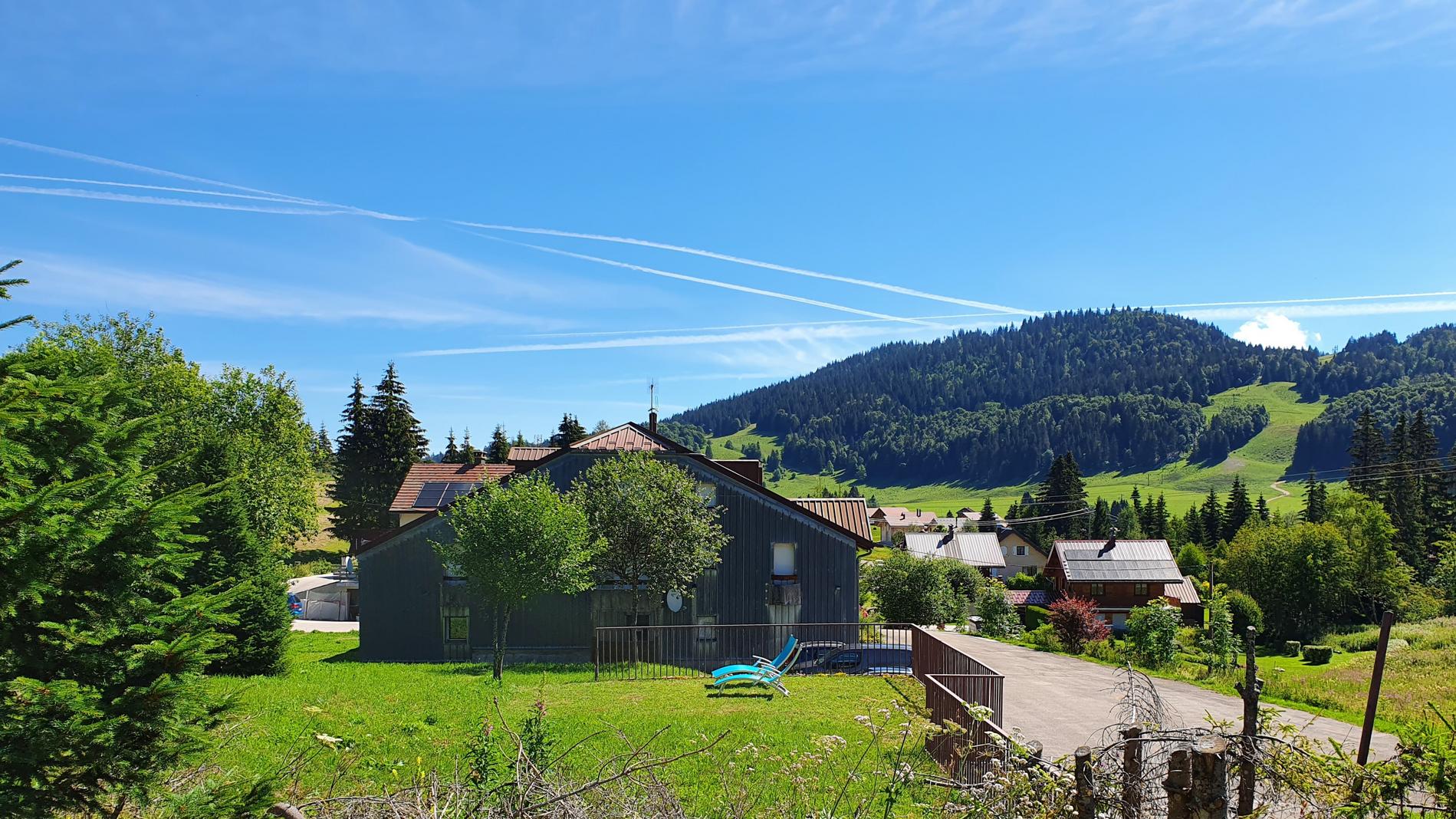 Panorama estival sur les montagnes du Jura
