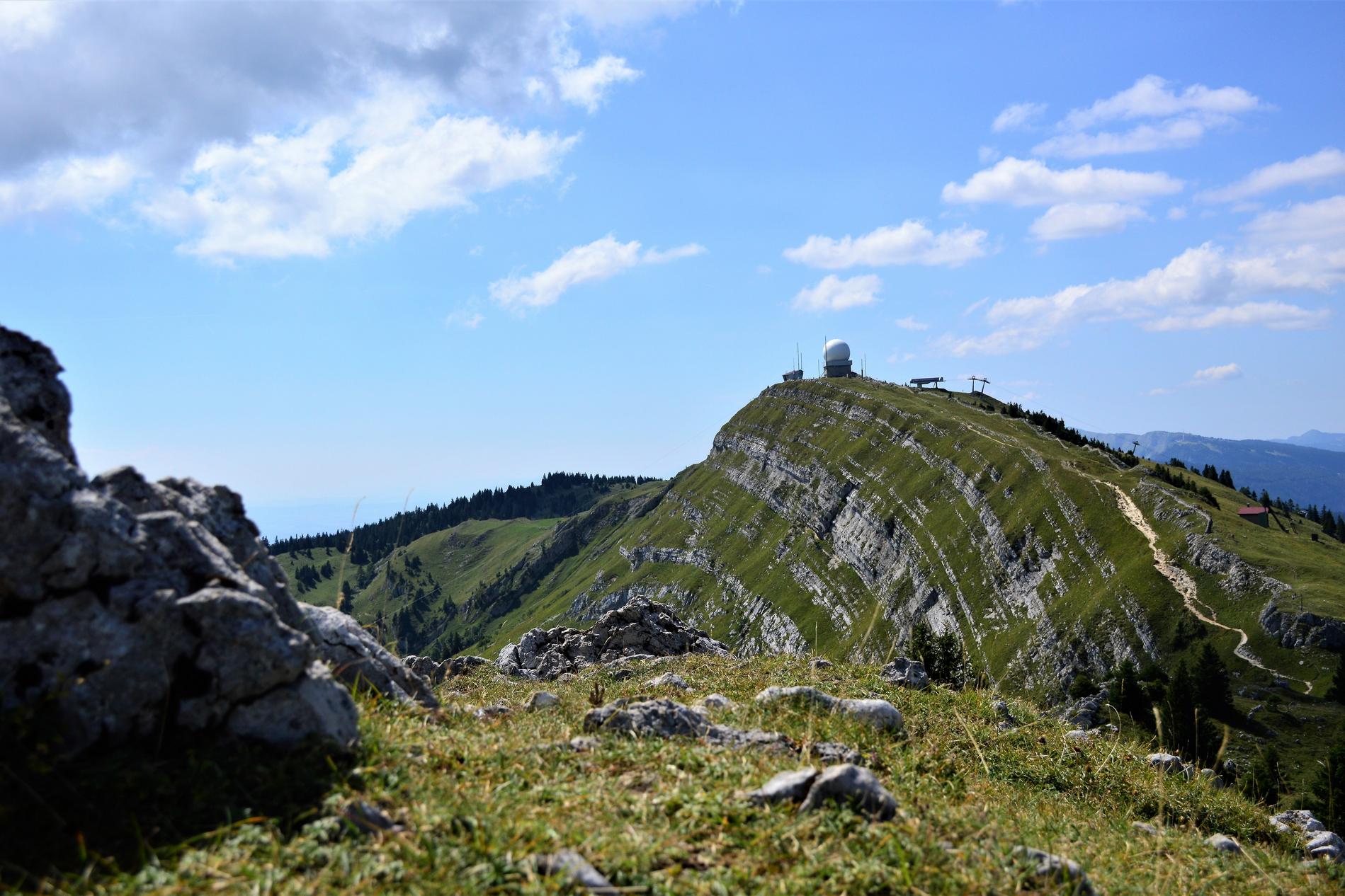 La Dôle vue de loin en été
