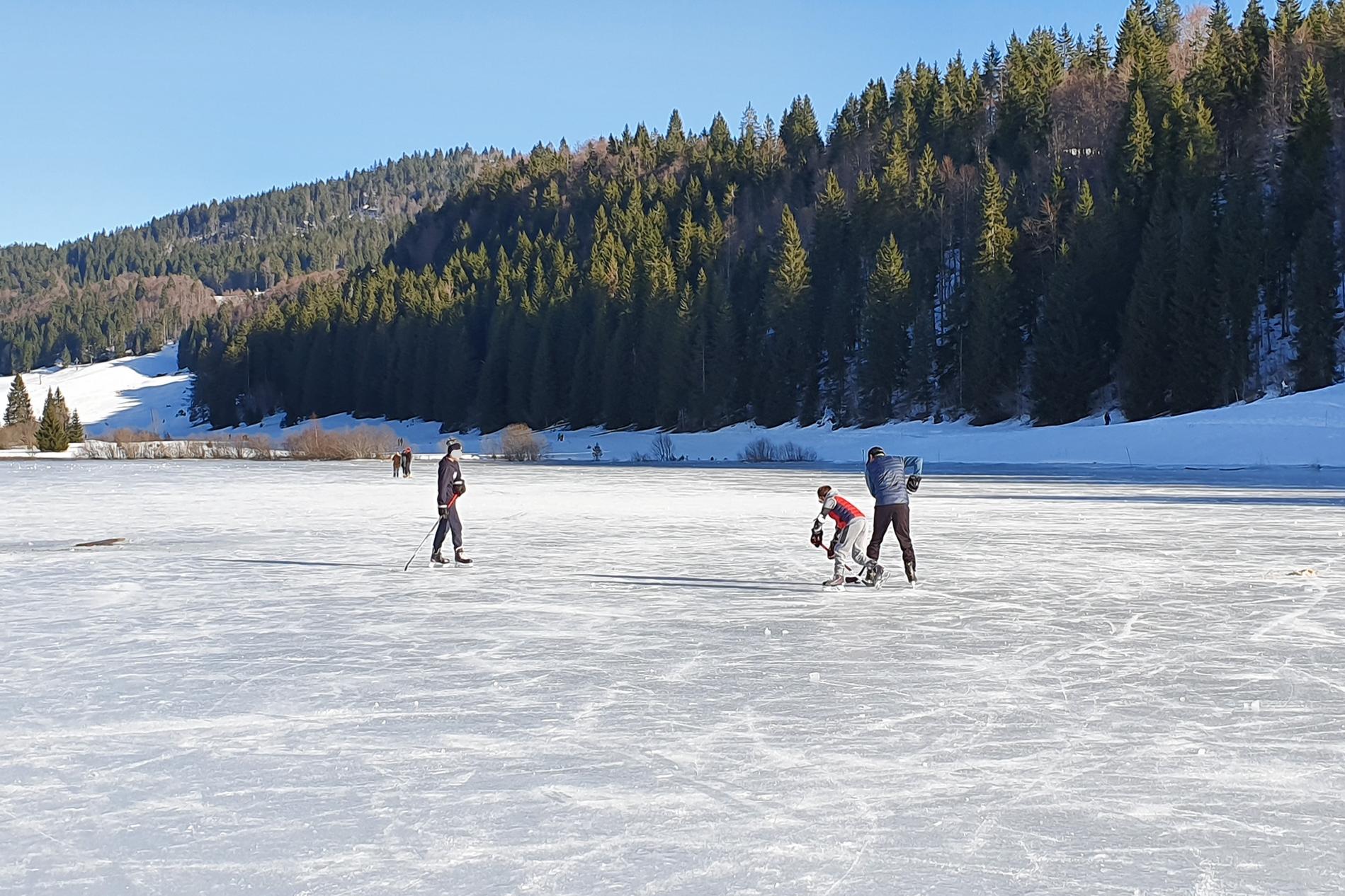 Patinage sur le lac gelé en hiver